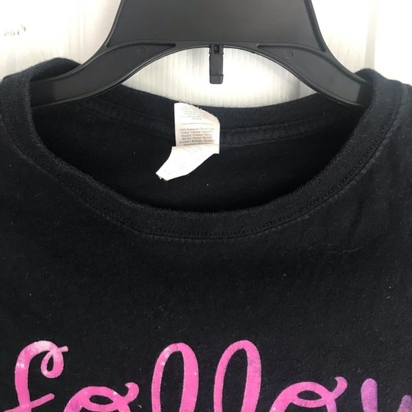 Follow Dreams Arrow Black Pink Graphic Tee - Picture 2 of 6